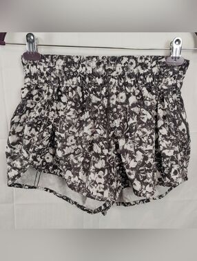 Lululemon Tracker Running Short V (4")Mash Up White /Black Floral Size 10